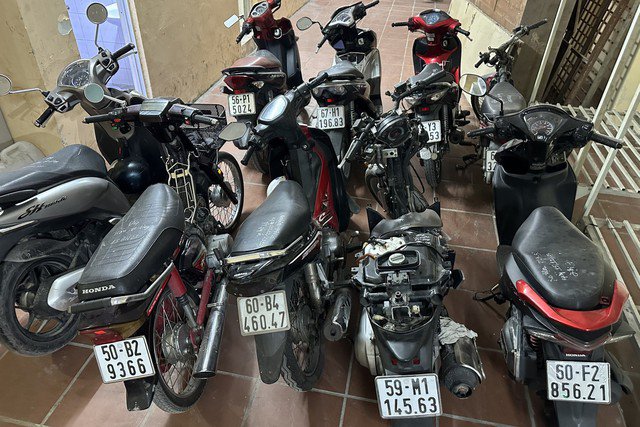 Công an thu giữ tang vật là hàng loạt xe máy.