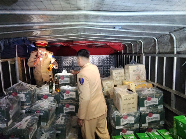 Lực lượng chức năng tiến hành kiểm tra số rượu trên xe tải