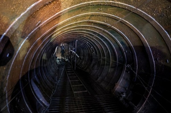 Bên trong một tuyến đường hầm mà Israel phát hiện ở Dải Gaza. Ảnh: Wall Street Journal