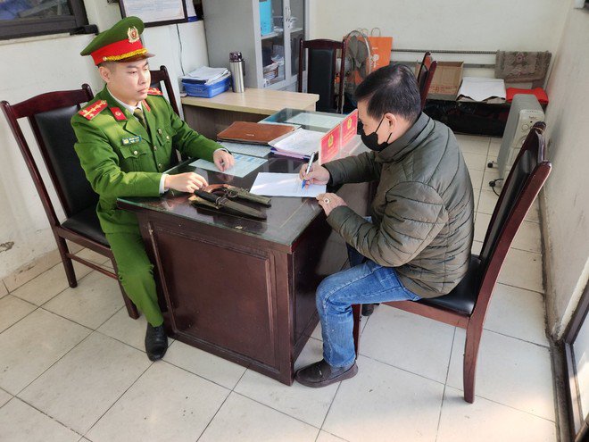 Người đàn ông tự nguyện giao nộp khẩu súng ngắn mua về để trang trí