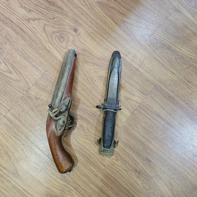 Khẩu súng ngắn cổ người dân mang đến giao nộp cho cơ quan Công an