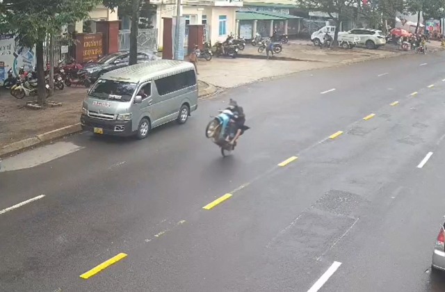 2 thanh niên chạy xe máy bốc đầu