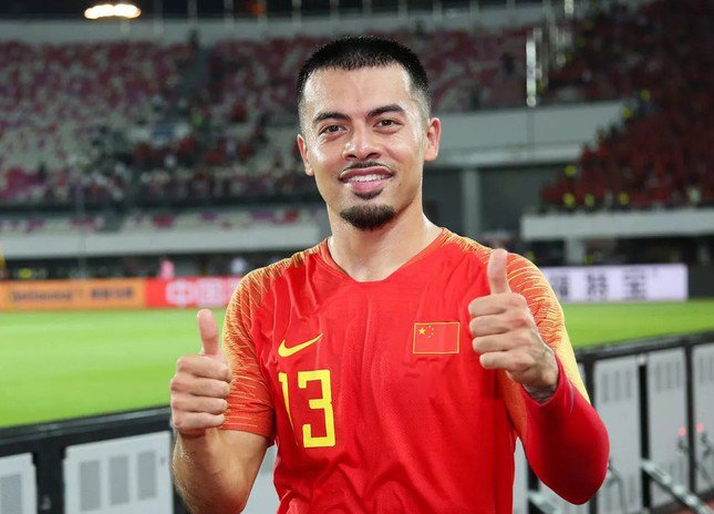 Tiền vệ nhập tịch tuyển Trung Quốc bị gán mác &#39;kẻ đào tẩu&#39; vì xin rời đội trước thềm Asian Cup 2023 - 1