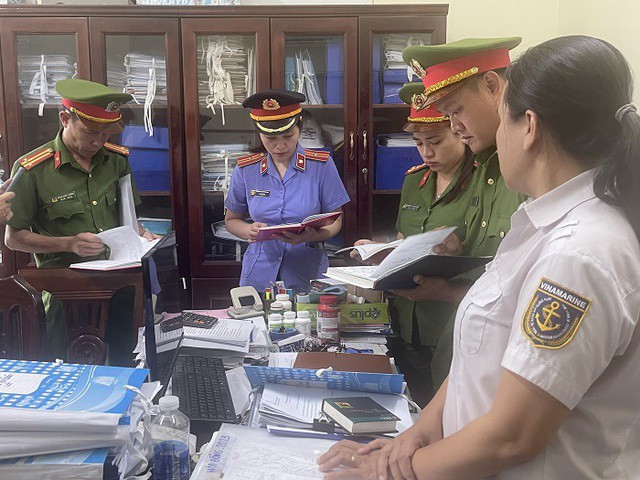 Công an đọc lệnh khám xét nơi làm việc của các bị can