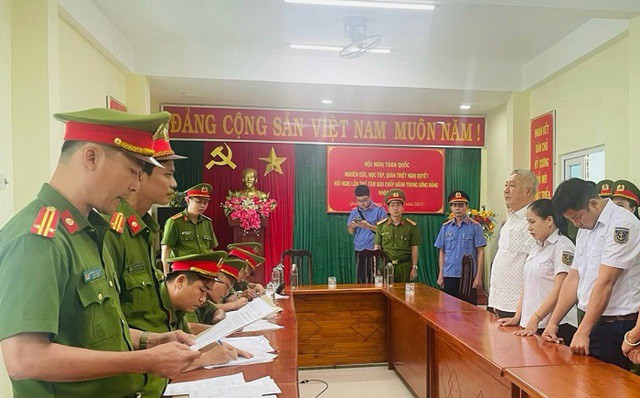 Cơ quan điều tra đọc lệnh khởi tố, bắt tạm giam ông Trương Hoàn Lạc cùng 3 thuộc cấp Ảnh: Công an Quảng Nam