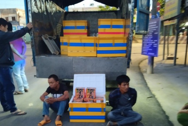 Các đối tượng vận chuyển pháo lậu bị bắt giữ.