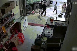 Clip: Lốp ô tô nổ như bom, 3 thanh niên đi bộ thoát nạn trong tích tắc