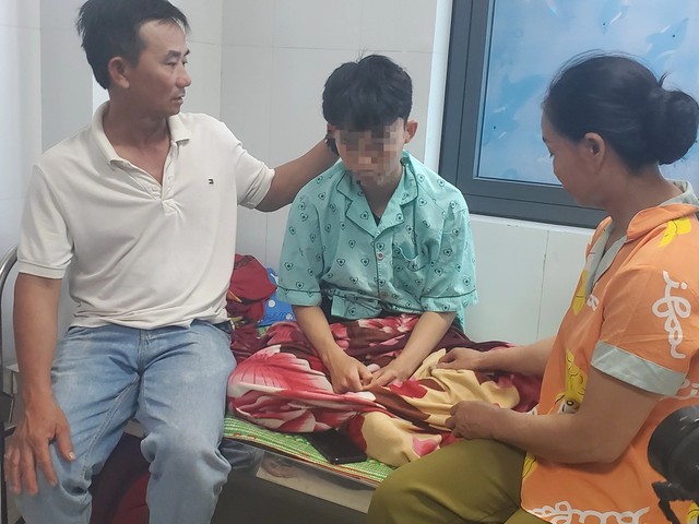 Em Nguyễn Thành Thương (giữa) đang điều trị tại bệnh viện