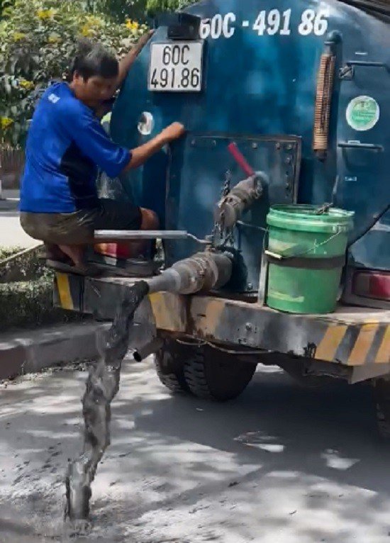 Chiếc xe bồn xả nước bùn đen ngòm trên đường Đồng Khởi. Ảnh: Cắt từ clip.
