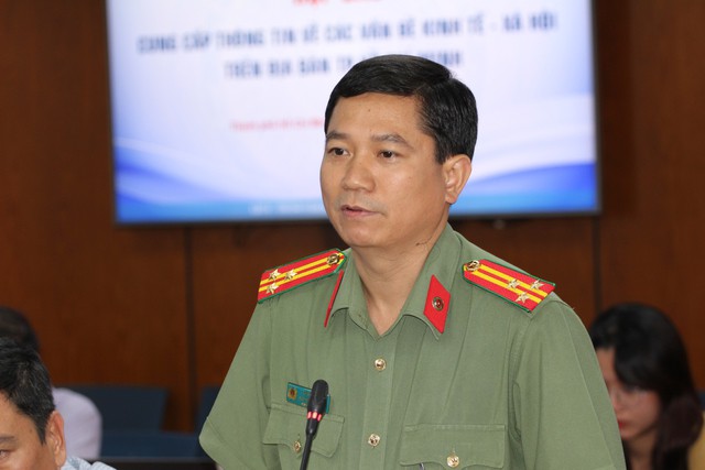 Thượng tá Lê Mạnh Hà, Phó Phòng Tham mưu - Công an TP HCM, cung cấp thông tin cho báo chí chiều 21-12. Ảnh: Nguyễn Phan