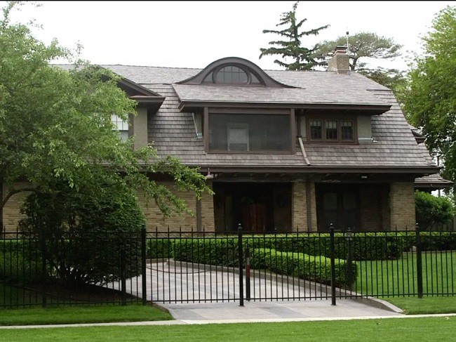 Tỷ phú Warren Buffett sống trong một căn nhà bình dị tại Omaha (Nebraska, Mỹ) được ông mua vào năm 1958 với giá 31.500 USD.
