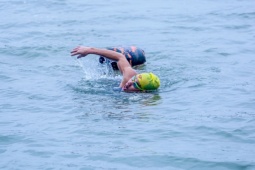 Tin tức trong ngày - Nhiều người vẫn tắm dưới sông Hồng bất chấp cái lạnh "thấu xương"