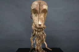 Thế giới - Bán chiếc mặt nạ được 4 triệu đồng, "ngã ngửa" khi biết giá bán sau đó tăng 28.000 lần