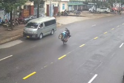 Tin tức trong ngày - CLIP: 2 thanh niên dương tính với ma túy, chạy xe máy bốc đầu