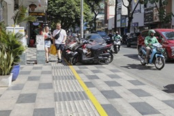 Tin tức trong ngày - Cận cảnh loạt tuyến phố ở TPHCM kẻ vạch vỉa hè chuẩn bị cho thuê