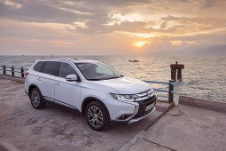Tin tức ô tô - Giá xe Mitsubishi Outlander tháng 12/2023, ưu đãi 100% LPTB và quà tặng