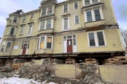 Thế giới - Dùng 700 bánh xà phòng di chuyển tòa nhà nặng 220 tấn ở Canada