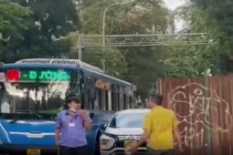 Tin tức trong ngày - TP HCM: Tài xế xe buýt cầm tuýp sắt đi "nói chuyện"