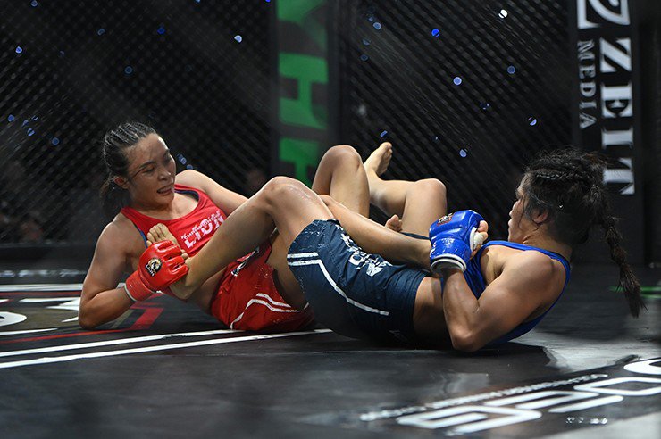 Thanh Trúc (xanh) bảo vệ thành công đai MMA LION Championship 