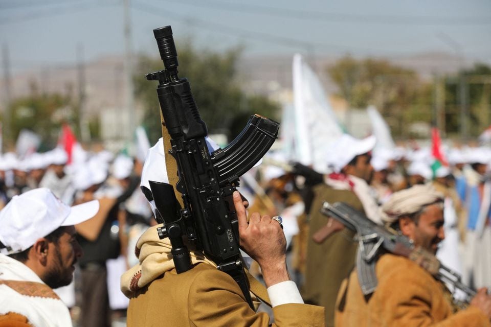 Các tay súng, mới được chiêu mộ gia nhập lực lượng Houthi, tham gia duyệt binh ngày 2/12/2023. Ảnh: Reuters&nbsp;