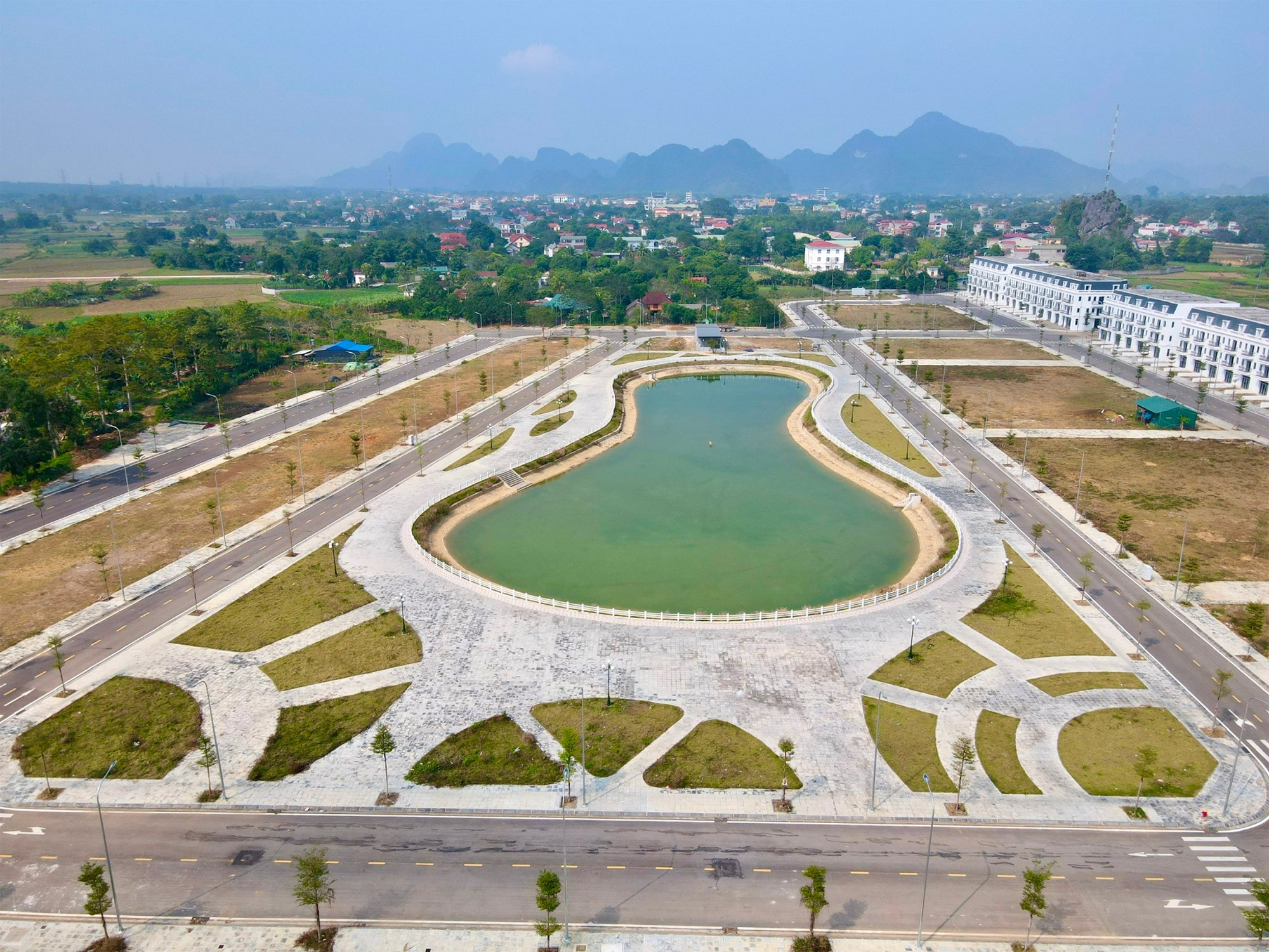 Hồ sinh thái điều hòa công cộng – điểm vui chơi, nơi tập thể dục lý tưởng cho cư dân đô thị.