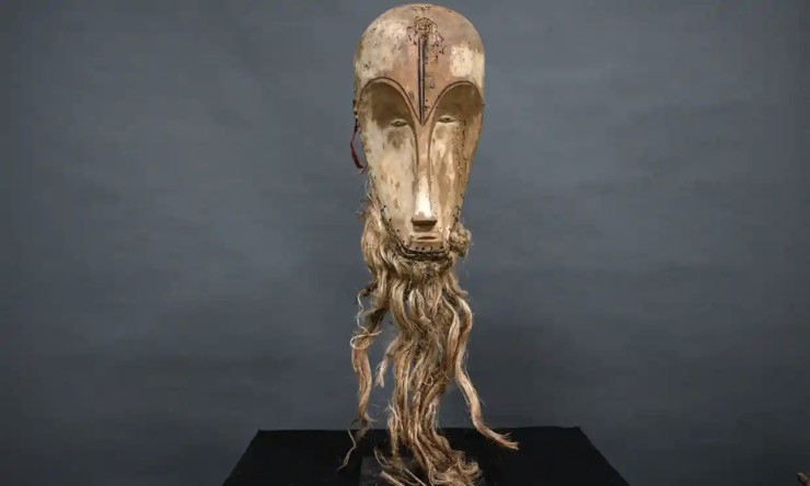 Chiếc mặt nạ bằng gỗ được một người mua không rõ danh tính trả 4,2 triệu euro để sở hữu.