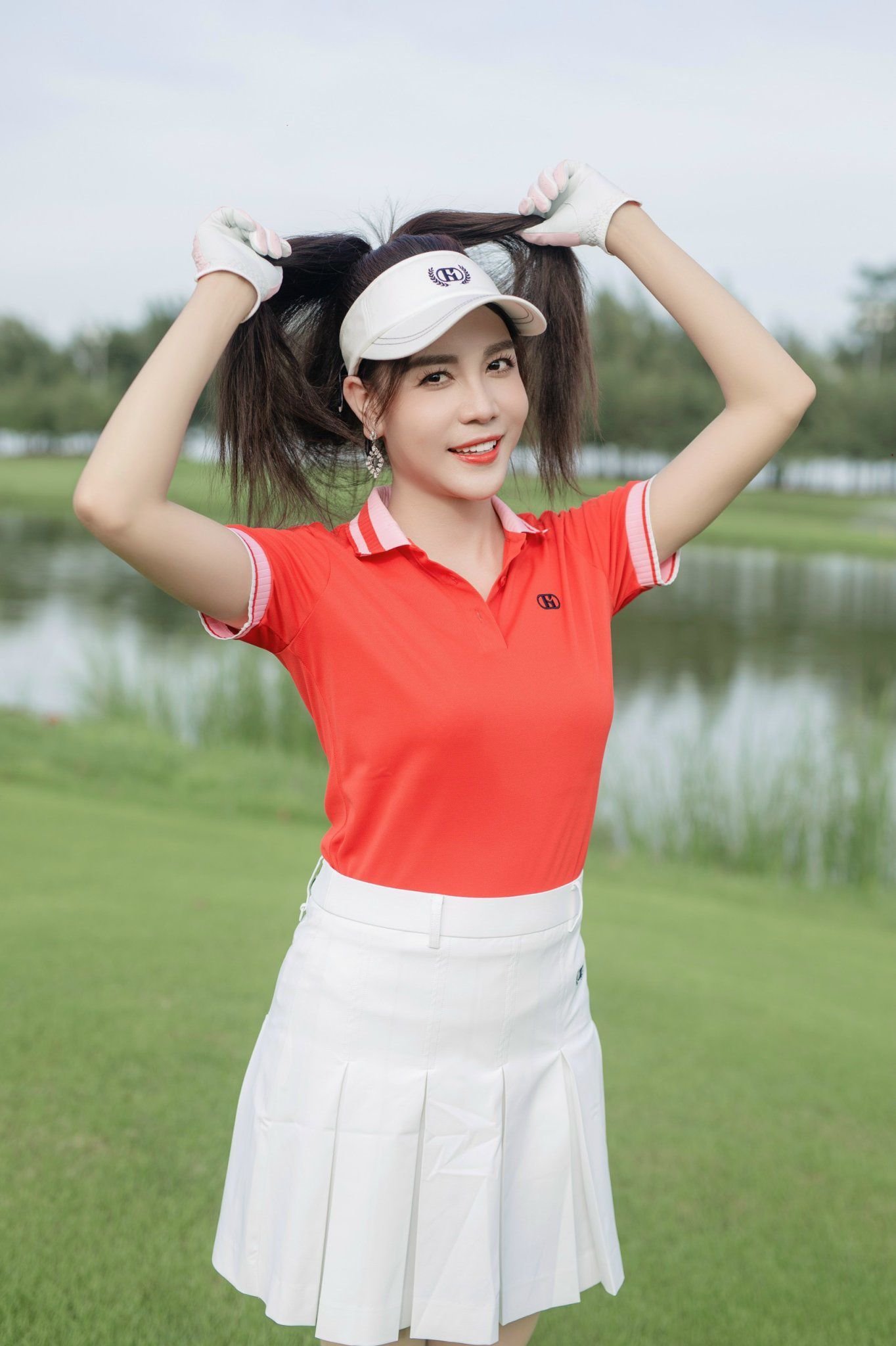 Người đẹp Nhật Lâm chuộng trang phục đơn sắc, theo phong cách thời trang golf Hàn Quốc. Các gam sáng màu kết hợp cùng nhiều phụ kiện thời trang tinh tế giúp tôn vẻ đẹp của á hậu Nhật Lâm. Tùy vào thời điểm trong năm mà cô lựa chọn outfit mang hơi hướng của sự kiện, lễ hội để hợp mốt.