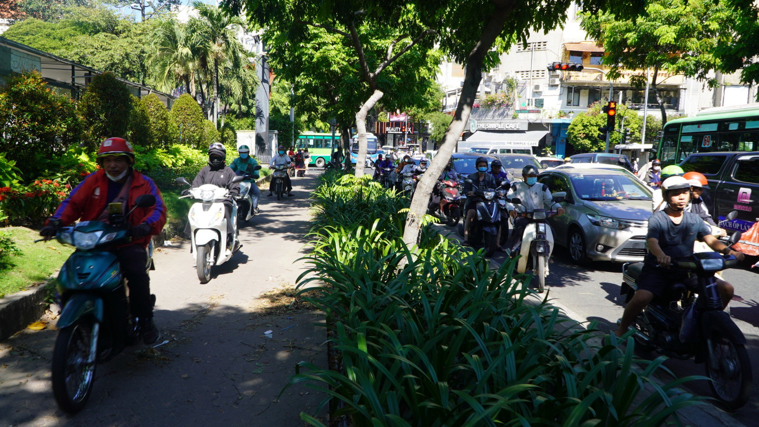 Nhiều người chạy xe máy trên vỉa hè để nhanh chóng thoát cảnh ùn tắc&nbsp;kéo dài, nhưng khi đến giao lộ khác lại phải đứng “chôn chân”.