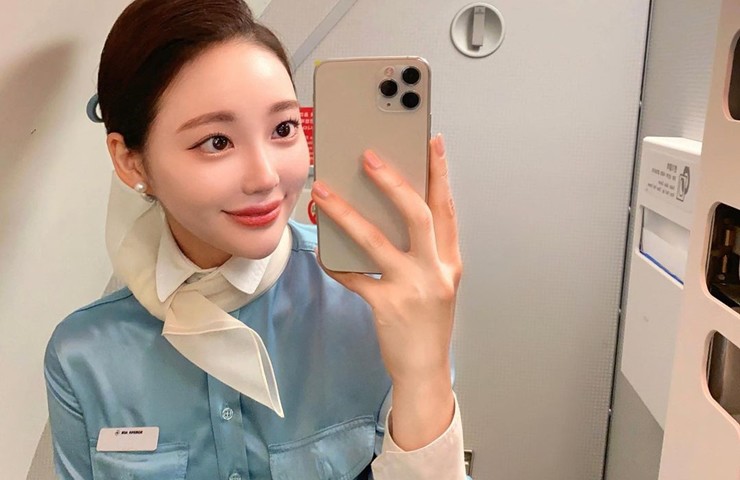 Min Ji là nữ tiếp viên hàng không nổi tiếng tại Hàn Quốc. Hiện cô đang làm việc cho hãng Korean Air. 
