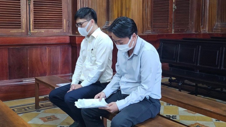 Hai bị cáo trong vụ cháy chung cư Carina tại phiên tòa sáng nay 21/12. Ảnh: SONG MAI