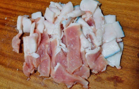 Thịt lợn xào đừng cho ngay vào chảo, thêm bước này đảm bảo thịt mềm và thơm hơn - 1