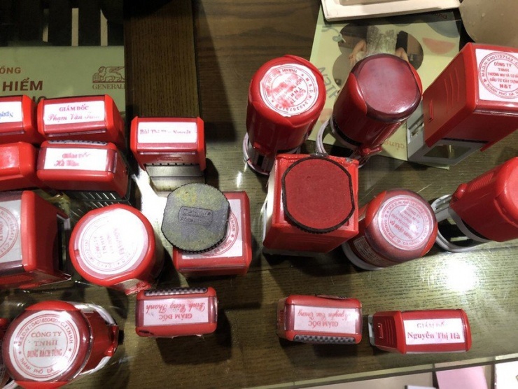 Hàng chục con dấu bị cơ quan công an phát hiện thu giữ. Ảnh: CA.