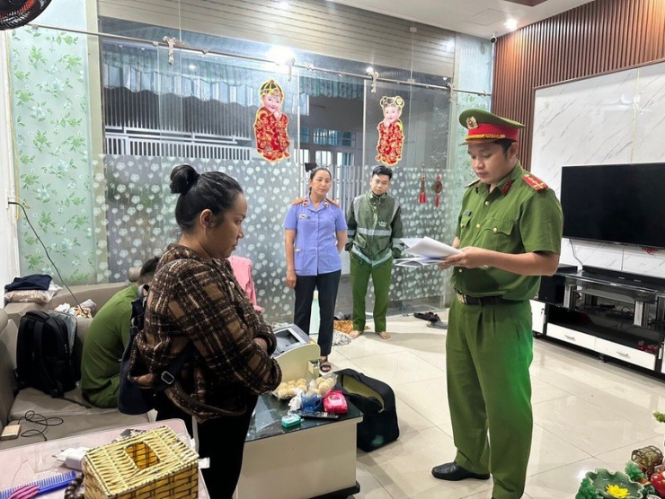 Bùi Thị Thu Nguyệt bị bắt tạm giam về hành vi mua bán trái phép hóa đơn. Ảnh: CA.