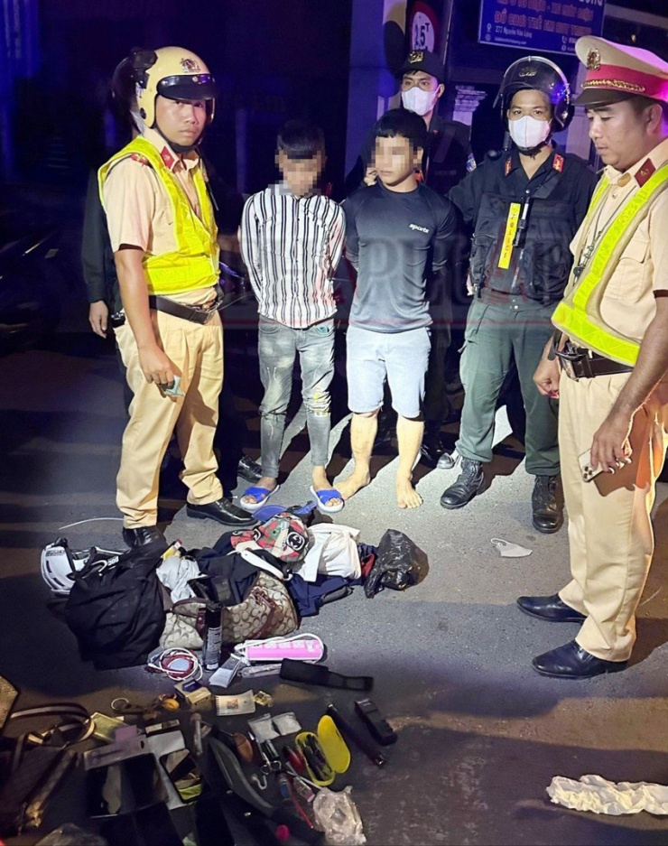 Hai thanh niên bị tổ tuần tra đặc biệt bắt giữ. Ảnh: LA