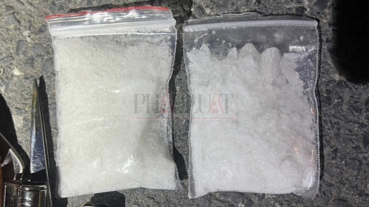 Hai bịch nilon chứa tỉnh thể màu trắng nghi là ma túy. Ảnh: LA
