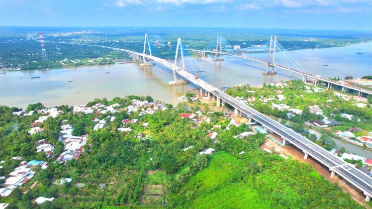 Cầu Mỹ Thuận 2 (bên trái, cách cầu Mỹ Thuận hiện hữu 350 m về phía thượng lưu) vượt sông Tiền, nối hai tỉnh Tiền Giang và Vĩnh Long. Dự án xây dựng cầu có tổng mức đầu tư hơn 5.000 tỷ đồng, khởi công từ ngày 19/8/2020.