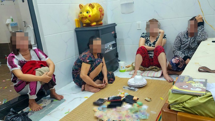 Theo Công an, bốn người phụ nữ bị bắt quả tang đánh bài tứ sắc ăn thua bằng tiền nói trên đều là chủ thầu số đề. Ảnh: VĂN VŨ
