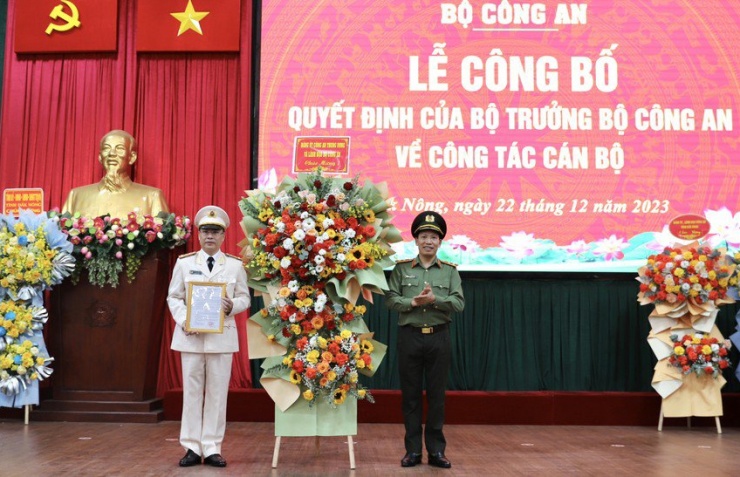 Tân giám đốc Công đốc Công an tỉnh Đắk Nông đại tá Nguyễn Thanh Liêm (bìa trái). Ảnh:MQ