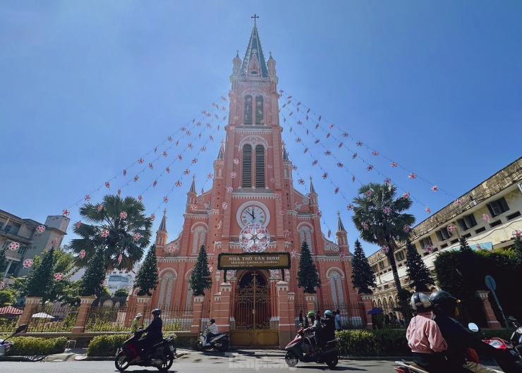 Nhà thờ Tân Định hay còn gọi là Nhà thờ Thánh Tâm Chúa Giêsu - Tân Định tọa lạc trên đường Hai Bà Trưng (quận 3, TPHCM). Vừa qua, nhà thờ này lọt vào danh sách 8 điểm đến thỏa lòng cho những tín đồ yêu màu hồng, thích vi vu trên khắp thế giới do tờ Hindustan Times (Ấn Độ) bình chọn.