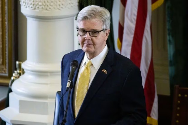 Phó thống đốc bang Texas Dan Patrick nêu khả năng loại tên ông Biden khỏi phiếu bầu sơ bộ tại bang này vì chính sách nhập cư của tổng thống Mỹ. Ảnh: The Dallas Morning News