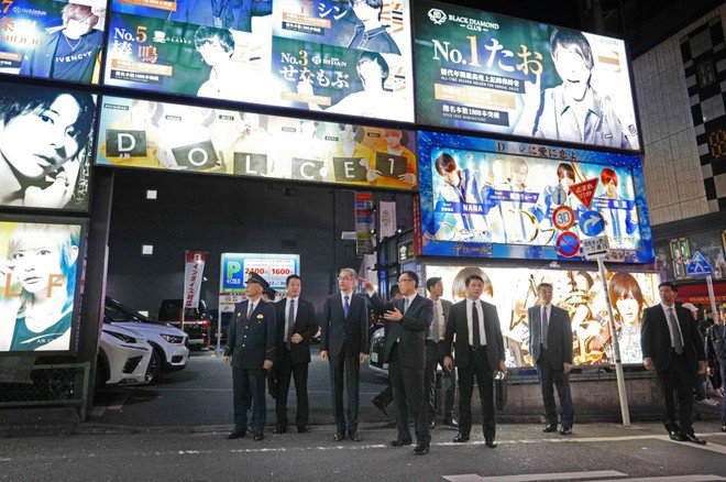 Lực lượng cảnh sát Tokyo kiểm tra đột xuất nhằm phát hiện hoạt động bất hợp pháp của câu lạc bộ đêm ở Kabukicho hồi tháng 11-2023