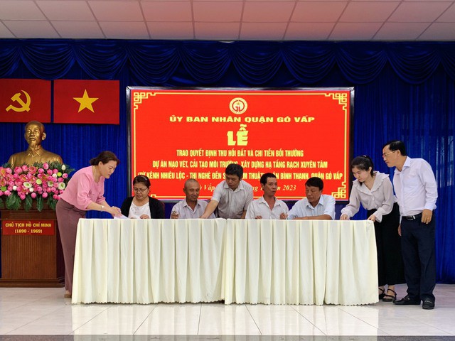 Đại diện các hộ dân (quận Gò Vấp) ký quyết định thu hồi đất và nhận tiền bồi thường