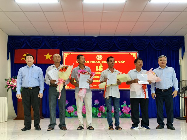 Các hộ dân bị ảnh hưởng trong dự án rạch Xuyên Tâm nhận quyết định thu hồi đất và chi tiền bồi thường