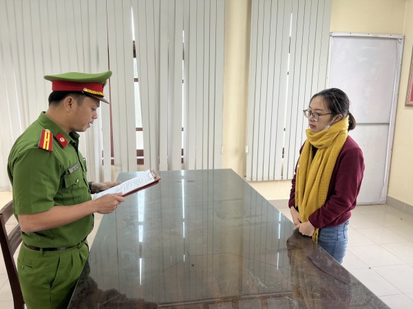 Cơ quan Công an tống đạt quyết định bắt tạm giam Nguyễn Thị Dung.