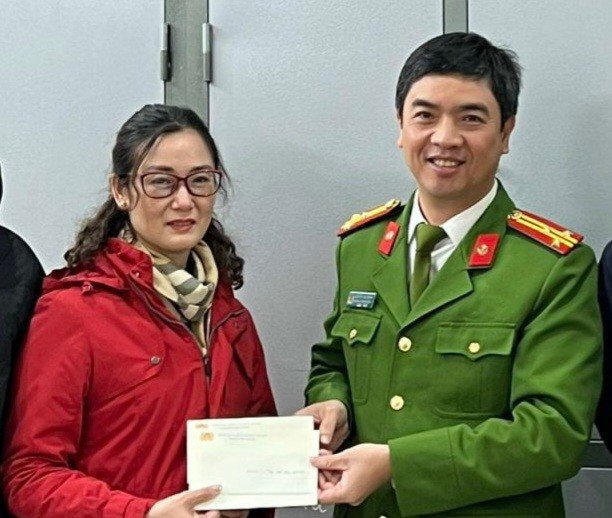  Thượng tá Nguyễn Hữu Khánh, Trưởng CAQ Tây Hồ khen thưởng động viên Trung tá Nguyễn Thị Kiều Chinh   