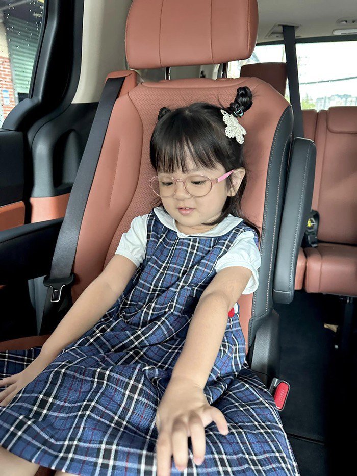 Một lần đến trường mẫu giáo của con, mẹ bỉm đau lòng phát hiện con gái chỉ biết khóc và sợ - 5
