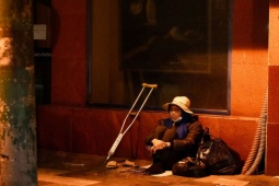 Tin tức trong ngày - Hình ảnh nhói lòng trong đêm lạnh "cắt da cắt thịt" ở Hà Nội