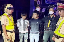 Pháp luật - 2 thanh niên đi xe máy mang theo roi điện bị tổ tuần tra đặc biệt 171 bắt giữ