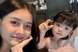 Giáo dục - du học - Một lần đến trường mẫu giáo của con, mẹ bỉm đau lòng phát hiện con gái chỉ biết khóc và sợ