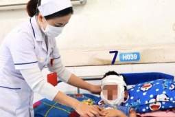 Sức khỏe đời sống - Chơi bóng bay "ông già Noel", bé trai bị bỏng nặng